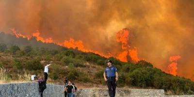 İzmir Çeşme'de orman yangını: Üç mahalle tahliye edildi