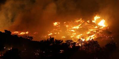 Girit Adası'ndaki yangının yerleşim yerlerine sıçraması sonucu bazı evler zarar gördü
