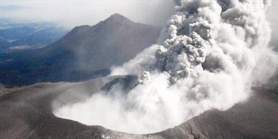 Japonya'nın güneybatısındaki Şinmoe Yanardağı'nda patlama