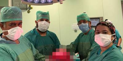 71 yaşındaki kadın hastanın karnından 9 kiloluk kitle çıkarıldı