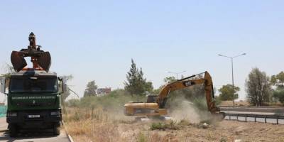 Refüj ile yol kenarları temizliği sürüyor