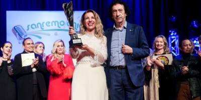 Bahar Gökhan’a İstanbul’da “En İyi Kadın Sanatçı” ödülü…