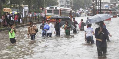 Hindistan'da yağışlara bağlı afet ve kazalarda hayatını kaybedenlerin sayısı arttı