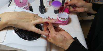 AB, kısırlık riski taşıdığı gerekçesiyle tırnak jeli maddesini yasakladı