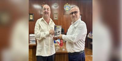 Hasan Çakmak Komrat Üniversitesi Rektörü Zahariya’ya kitabını takdim etti