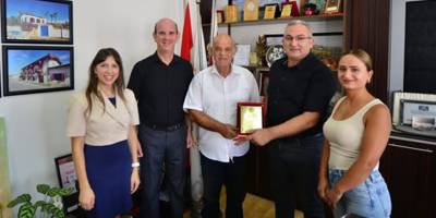 Lefke İstiklal İlkokulu Aile Birliği’nden Lefke Belediye Başkanı’na teşekkür plaketi