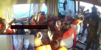 Sumud Filosu'ndan alıkonulan aktivistlerin bazıları sınır dışı edilmek üzere İsrail'e götürülüyor