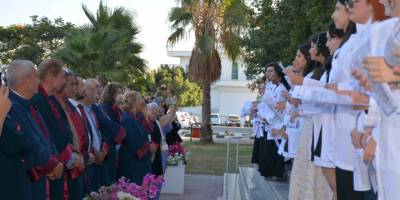 Geleceğin hekimleri beyaz önlüklerini giydi