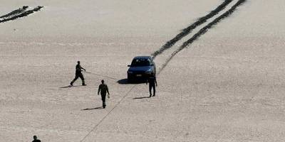 Larnaka Tuz Gölü’nde mahsur kalan 2 araç kurtarıldı