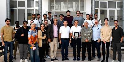 Ödüllü fizikçi Boshkayev DAÜ'de "kompakt nesneler" üzerinde sunum yaptı