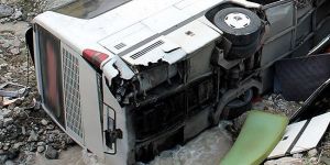 Yolcu otobüsü uçuruma yuvarlandı