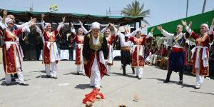 Ağır adımlarla geldiler, sert adımlarla coşturdular