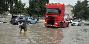Aşırı yağış hayatı felç etti