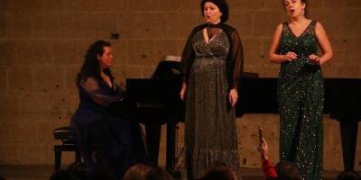 Christmas ve Yeni Yıl kutlaması Bellapais Manastırı’nda bir başka oluyor