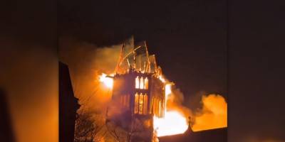Amsterdam'da tarihi Vondelkerk Kilisesi'nde çıkan yangına müdahale ediliyor