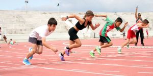 23 Nisan ve Fikri Karayel zirvede