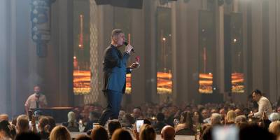 Özcan Deniz, Merit Royal Diamond’da romantizm rüzgârı estirdi