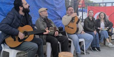 Lefkoşa Belediye Tiyatrosu’ndan EKTAM emekçilerine grev çadırında dayanışma etkinliği