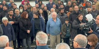 Güneyde, hayvan itlafları durdurmak isteyen besiciler etten duvar ördü