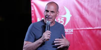 Varoufakis: “Yunanistan Kıbrıs halkına değil, İngiliz üslerini korumak için güç gönderdi”