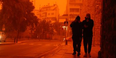 Girit Adası'nda çöl tozu: Gökyüzü kırmızıya büründü