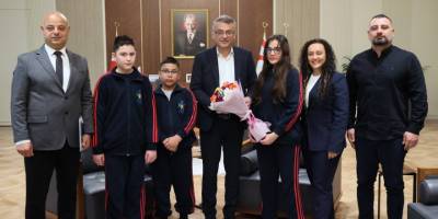 Erhürman, Dünya Otizm Farkındalık Günü dolayısıyla ÖZEV Özel Eğitim Okulu öğrencilerini kabul etti