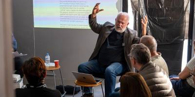 Voices konuşmalar serisi yeniden başladı, ilk konuk Mete Hatay oldu