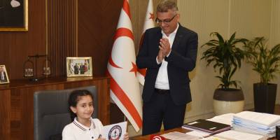 Erhürman, Şehit Yalçın İlkokulu öğrencilerini kabul etti