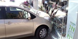 Yanlış vites taktı, mağazaya girdi!