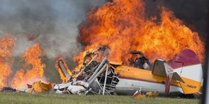 Gösteri sırasında küçük uçak düştü