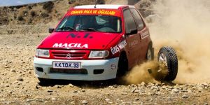 Tekerlek kopunca yarış dışı kaldılar