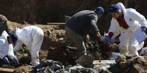 Sel, toplu mezar ortaya çıkardı