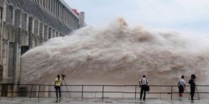 Barajdan aniden boşaltılan su can aldı