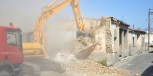 Seçime iki kala yıkıldı