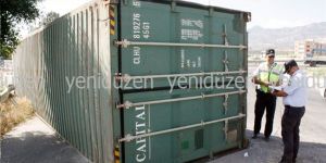 Konteynır yola devrildi!