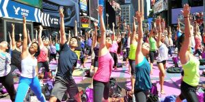 Meydanda yoga yaptılar