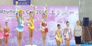 Cimnastikçiler kürsüde