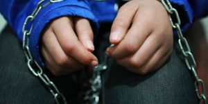 4 yaşındaki çocuğu zincire bağlayan kadın gözaltına alındı