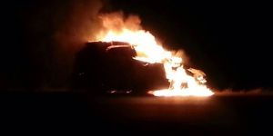 Seyir halindeki kiralık araç, tamamen yandı