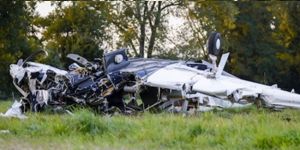 İki küçük uçak düştü: 6 ölü