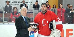 Hem futbol hem de hokey oynuyor