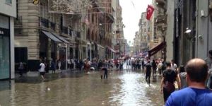 İstiklal Caddesi göle döndü
