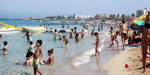 Protaras’ta turistler ve halk bir arada