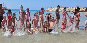 Gençler denizin tadını çıkardı