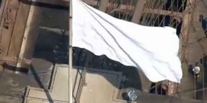 Bayrak indirme olayı çözüldü