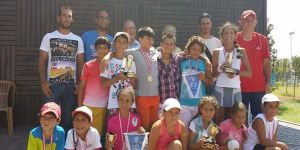 Tenisçiler başarılarla döndü