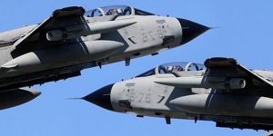 Çarpışan jetlerin kayıp pilotları aranıyor