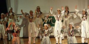 Gençler halk danslarıyla coştu