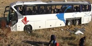 Yolcu otobüsü devrildi, 42 kişi yaralandı