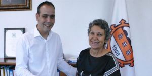 Emirzade kitabını Harmancı’ya sundu